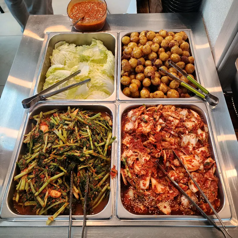 다채로운 김치와 샐러드