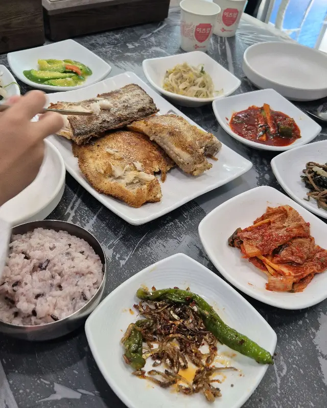 정갈하게 차려진 생선구이 백반