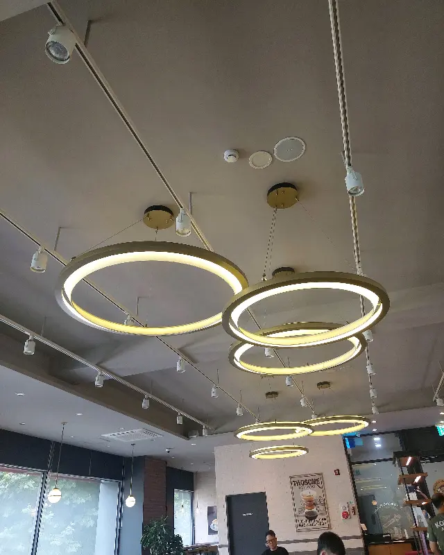 투썸플레이스 산본사거리점 조명