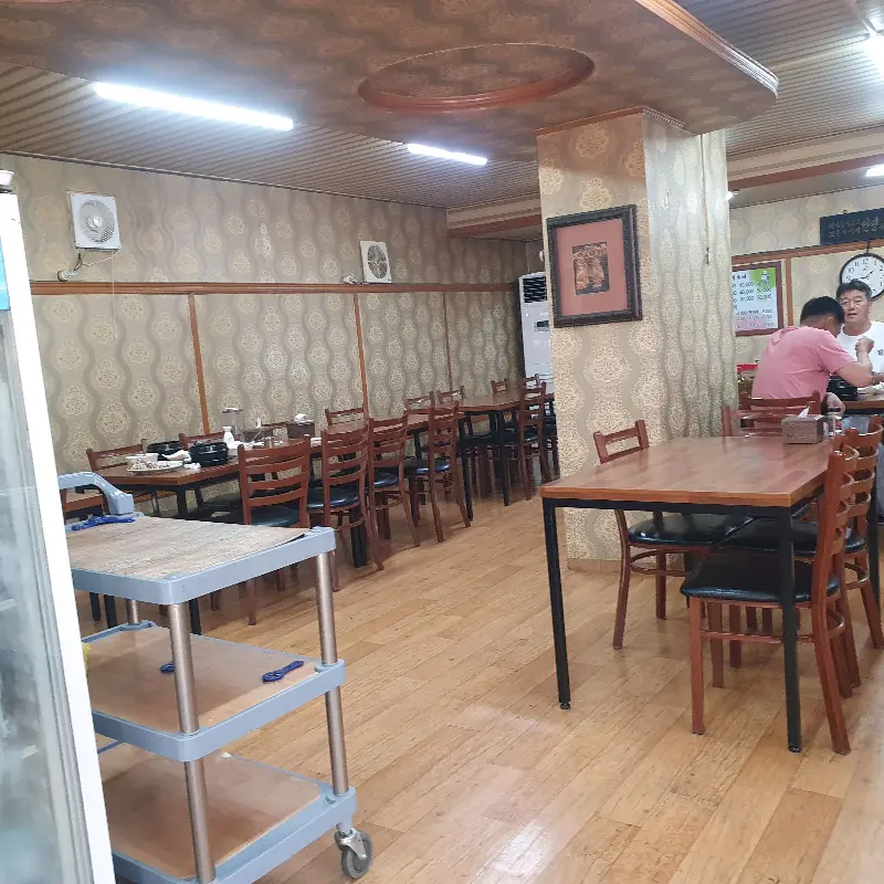 넓고 깔끔한 매장