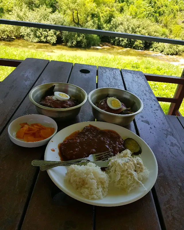 야외 테이블에서 바라본 냇가 풍경