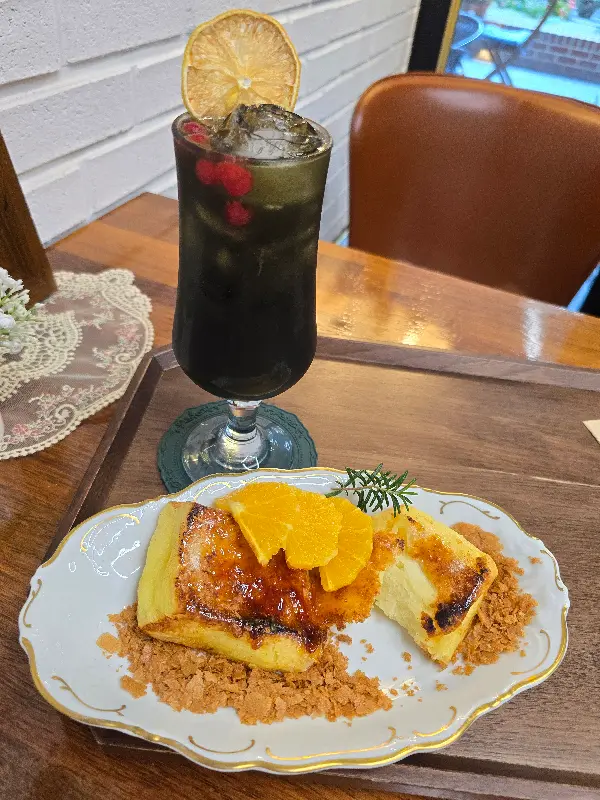 스페인식 토스트 토리하와 음료