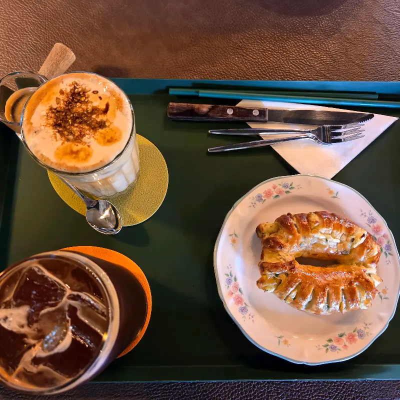 테이블 위에 놓인 음료와 애플파이