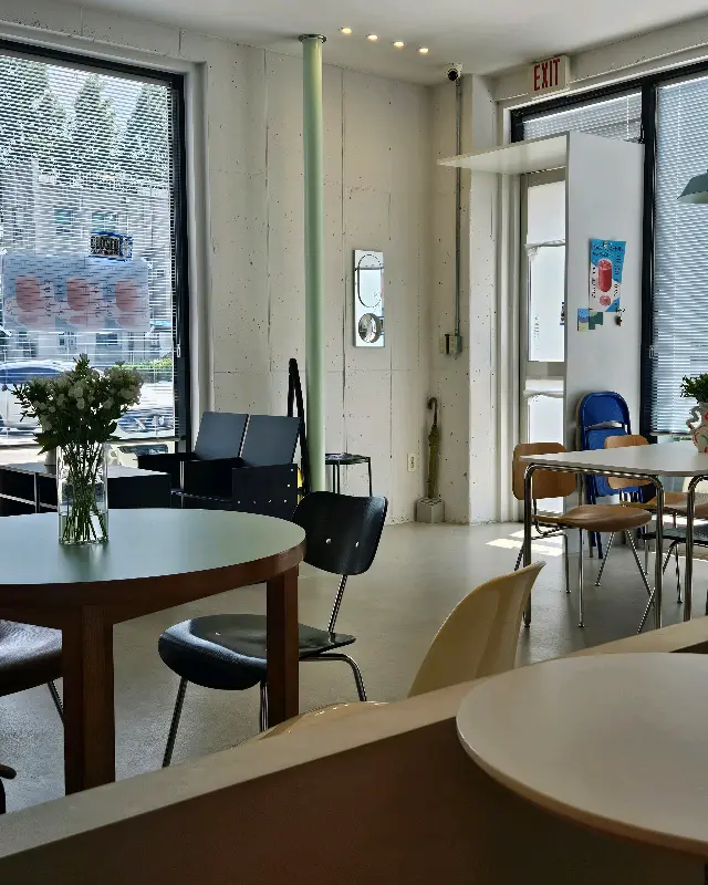 카페 내부의 테이블과 의자, 그리고 창밖 풍경