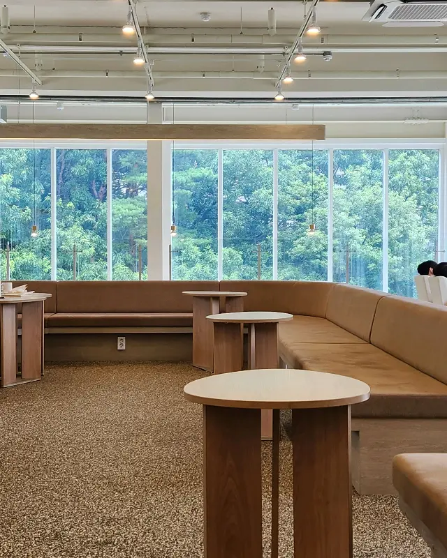 통창으로 보이는 푸른 풍경