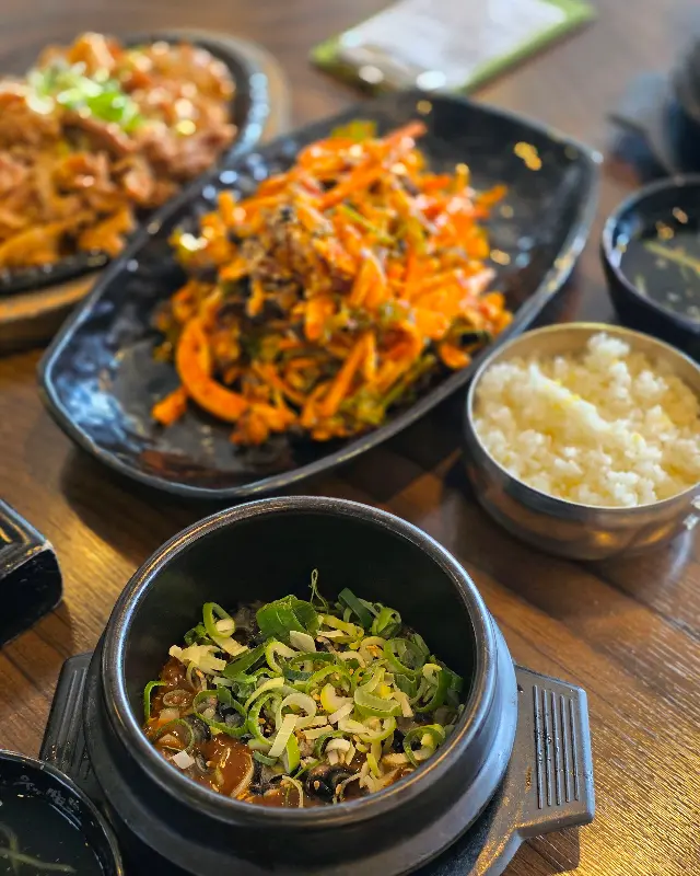 정갈하게 차려진 쌈밥 한 상