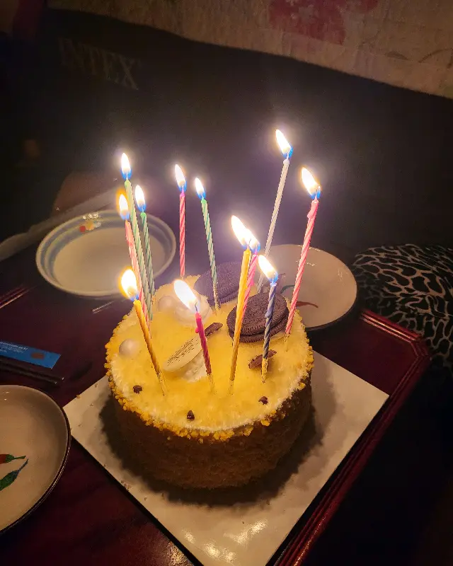 촛불이 켜진 케이크