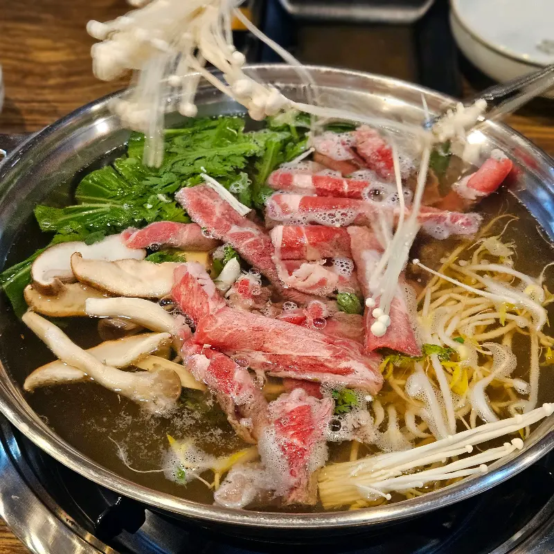 샤브샤브에 칼국수, 만두, 수제비 등 다양한 사리를 넣어 끓여 먹는 모습.