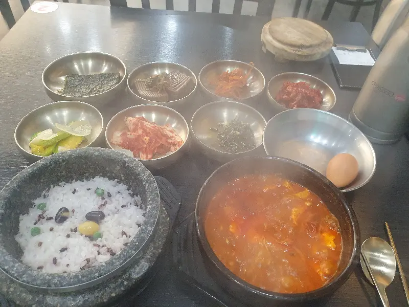 돌솥밥과 밑반찬