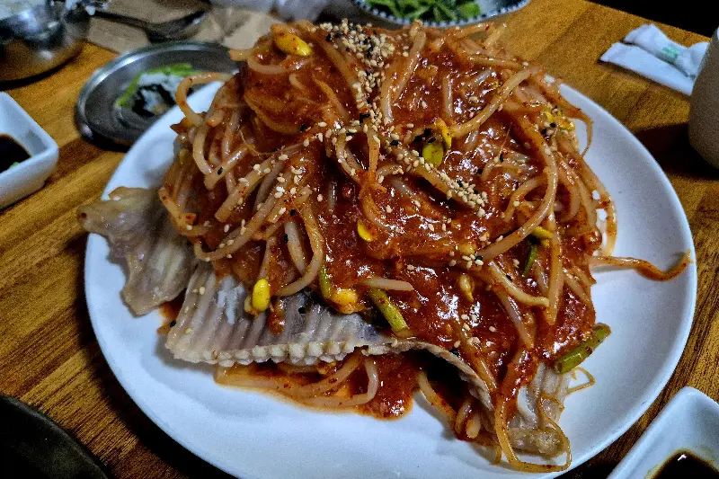 매콤한 양념에 버무려진 아구찜