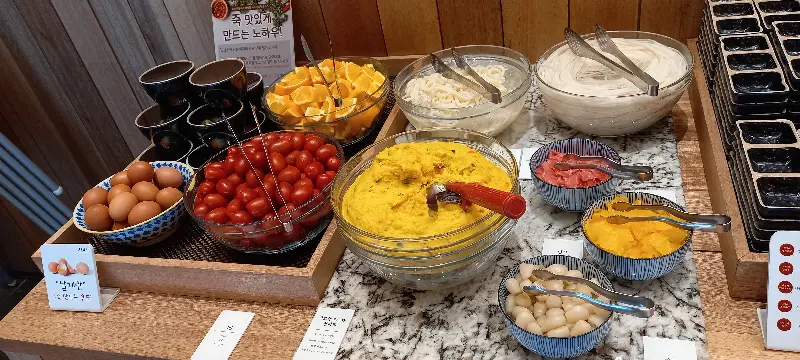 다양한 샐러드바 메뉴