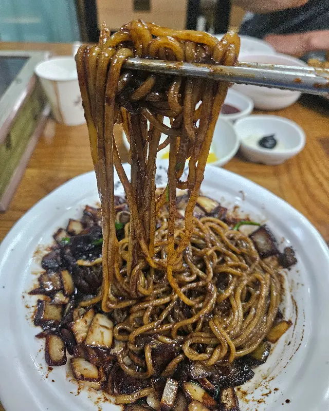 윤기 흐르는 짜장면