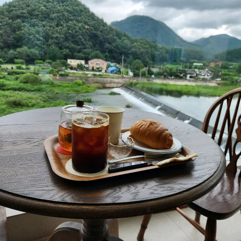 홍천강 뷰와 음료