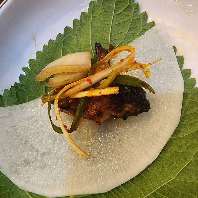 깻잎 쌈에 싸 먹는 닭갈비