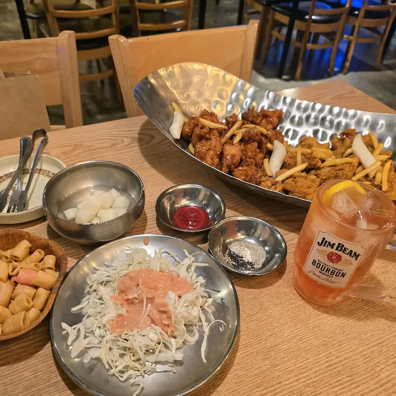 푸짐한 치킨 한 상 차림