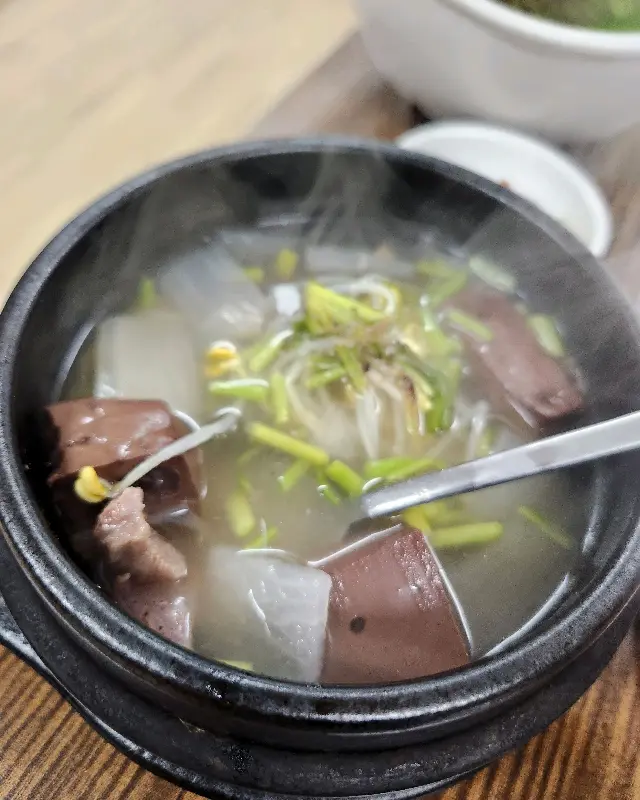 뚝배기에 담겨져 나오는 따뜻한 국물