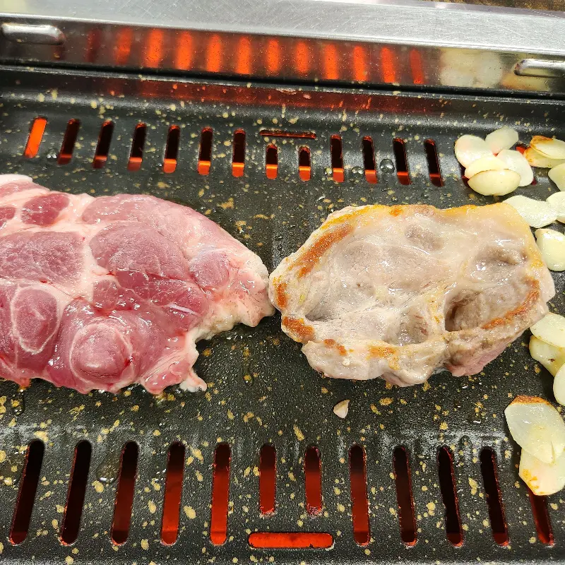 불판 위에서 구워지는 목살