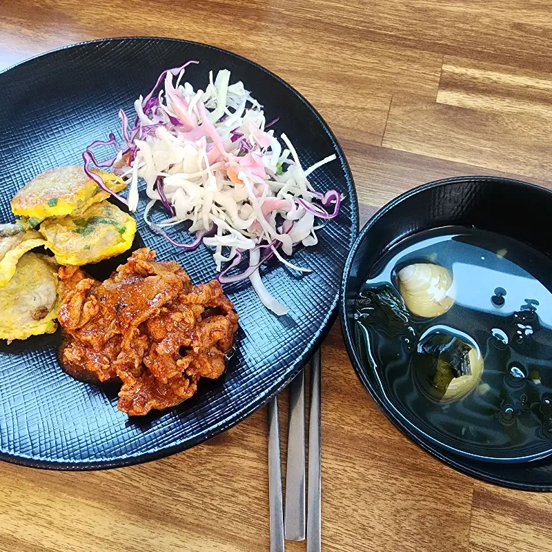 깔끔한 뷔페 음식 세팅