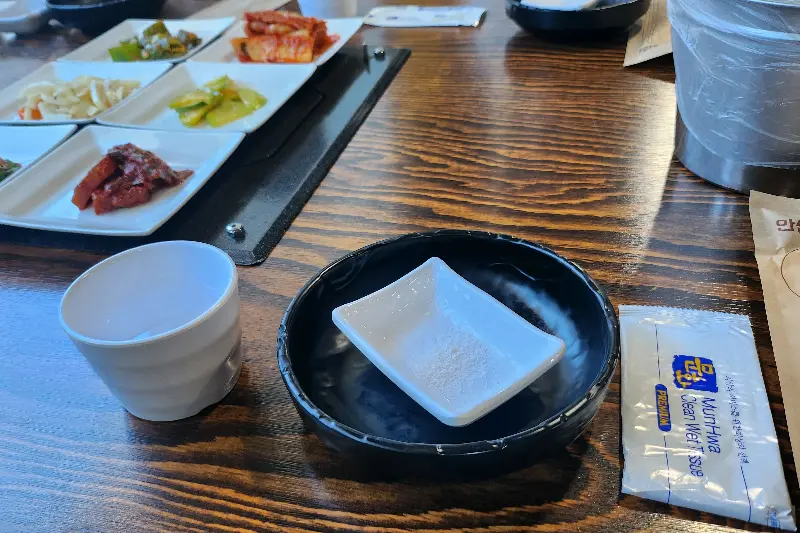 정갈하게 차려진 밑반찬