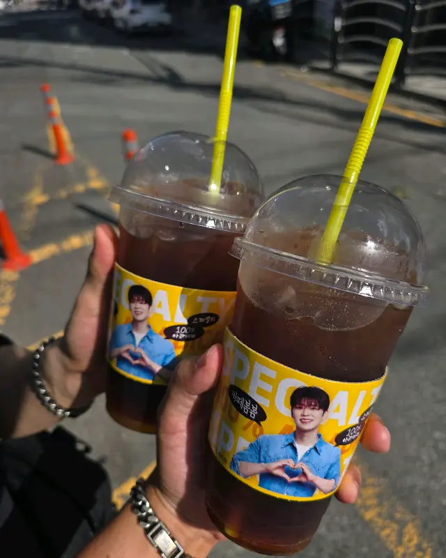 두 잔의 아이스 아메리카노