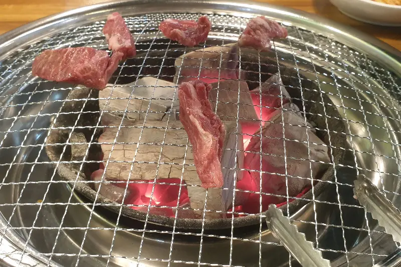 숯불 위에서 익어가는 갈비