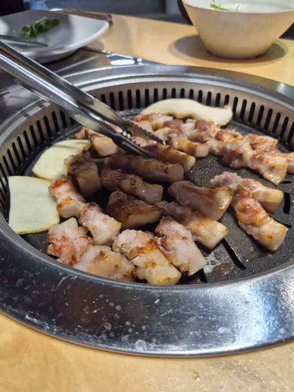 전문가의 손길로 구워지는 삼겹살