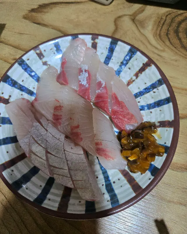 정갈하게 담겨 나온 해산물