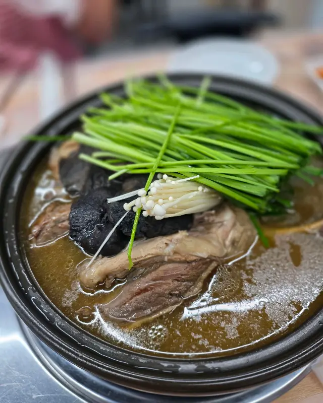 마백숙에 듬뿍 올려진 부추와 팽이버섯