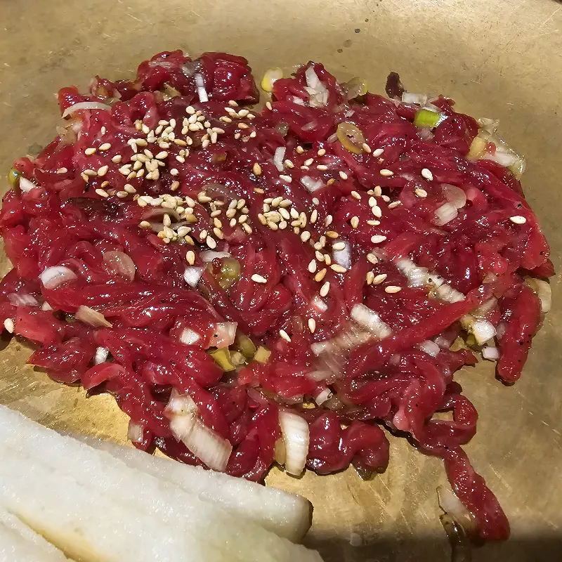 참깨가 뿌려진 육회