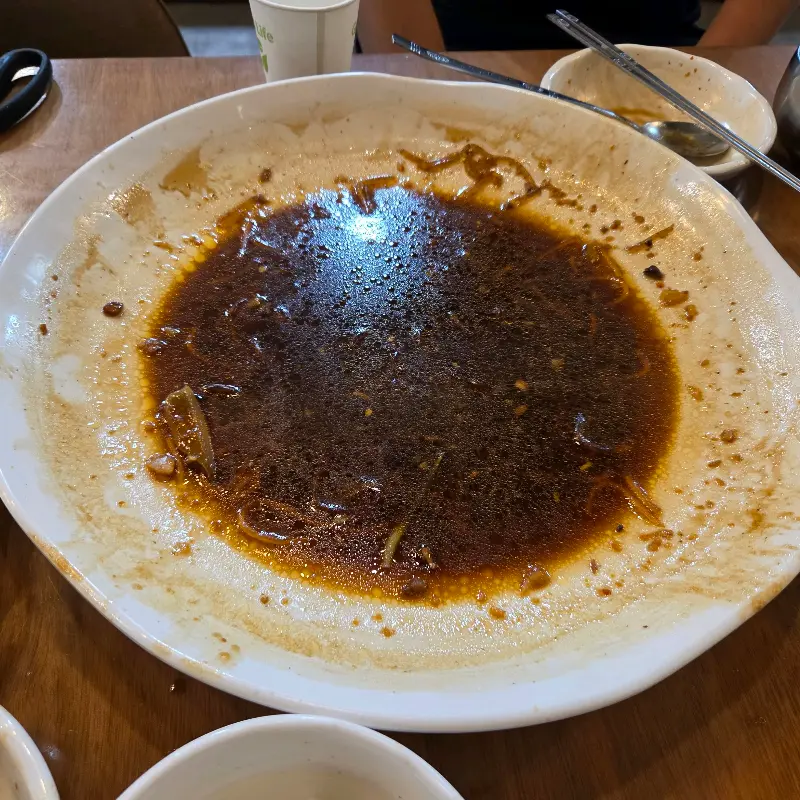 깨끗하게 비워진 찜닭 접시