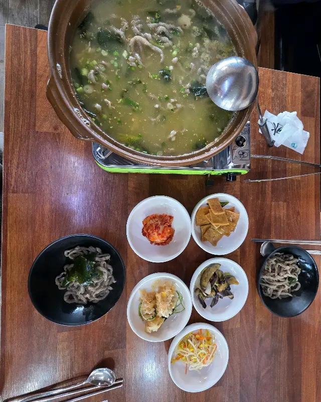 보말칼국수와 다양한 밑반찬이 놓인 테이블