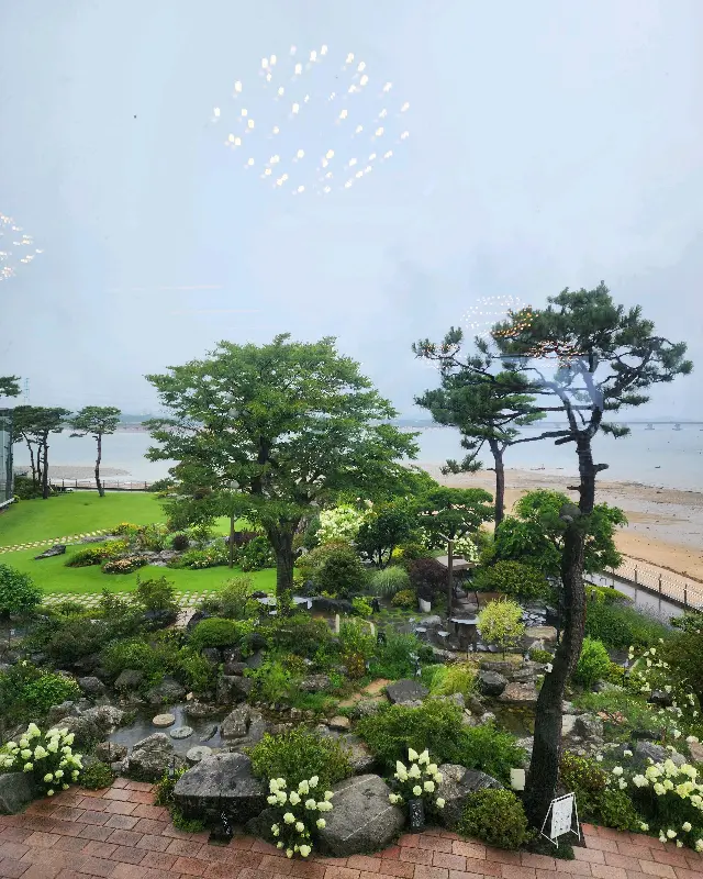 통유리창 너머로 보이는 서해 바다