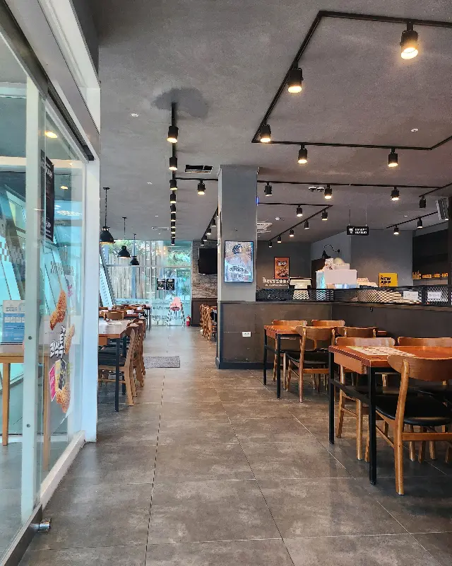 넓고 깔끔한 쏭닭 매장 내부