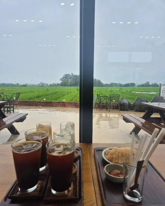 미실란 음료와 빵