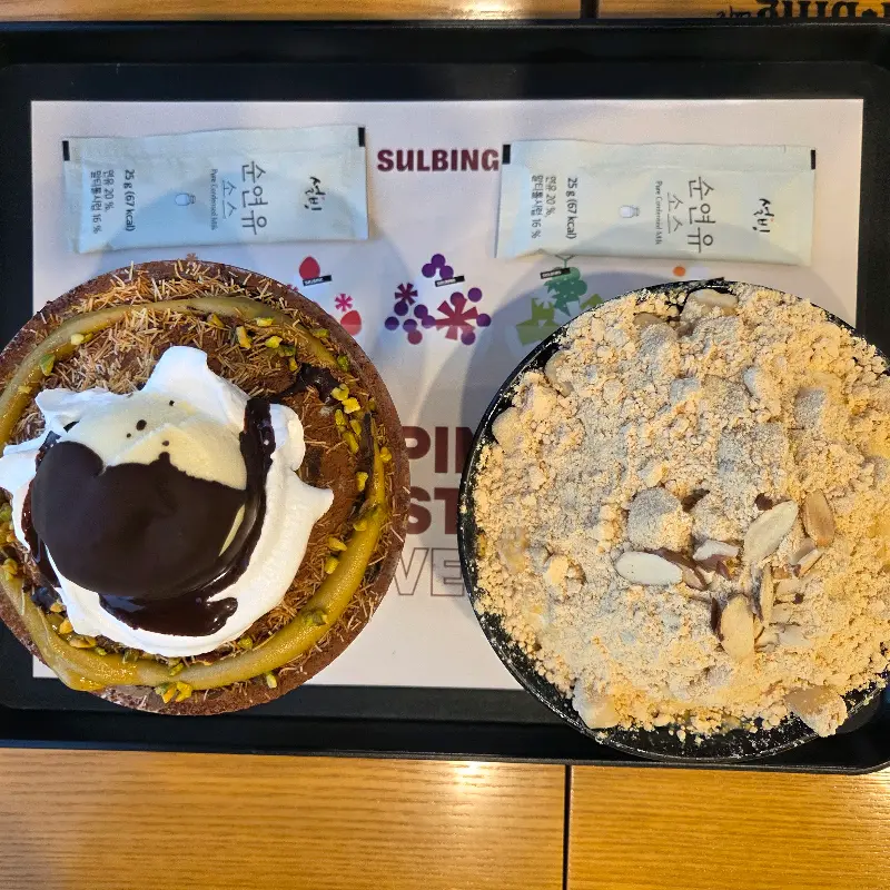 두 가지 맛을 한 번에 즐길 수 있는 빙수