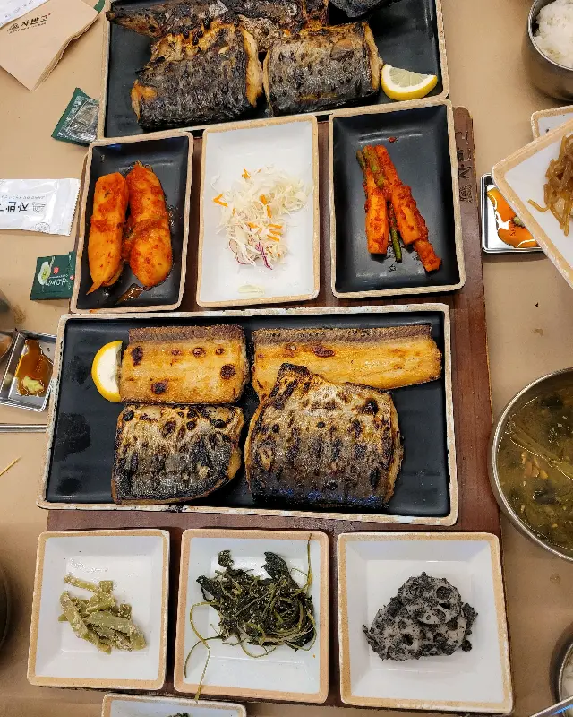 한상 가득 차려진 모습