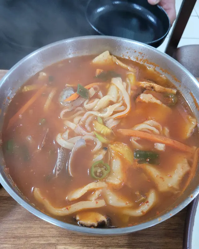 얼큰한 국물이 매력적인 칼국수