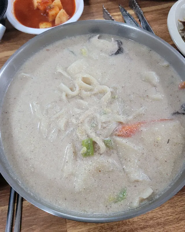 뽀얀 국물이 인상적인 들깨칼국수