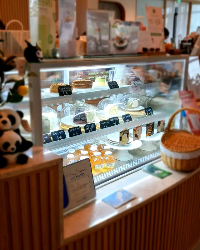 쇼케이스 안에 진열된 다양한 종류의 케이크들