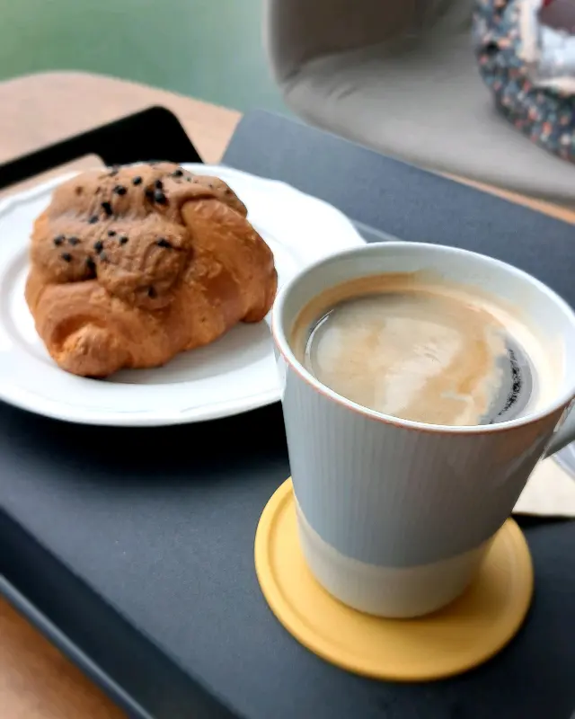 커피와 함께 제공되는 디저트