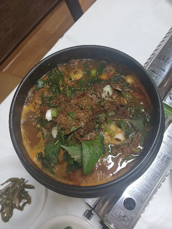 시래기와 새우가 듬뿍 들어간 메기탕