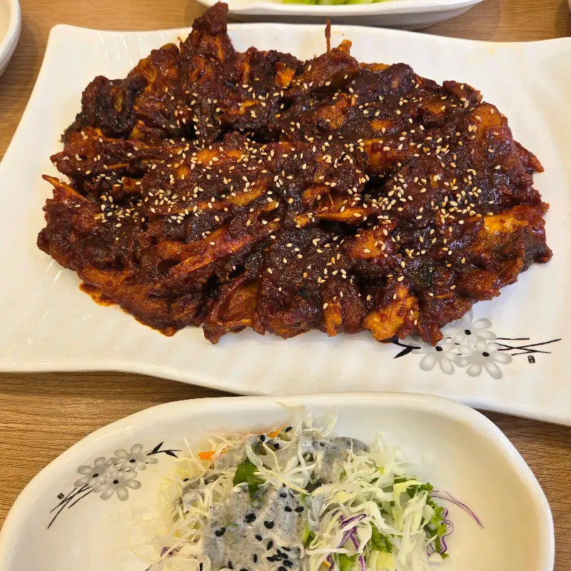 깨가 듬뿍 뿌려진 뽈구이