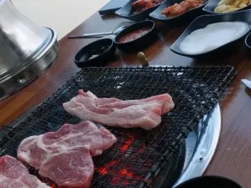 철원 주민만 아는 돼지 고기 맛집, 숯불향 가득한 문혜리 나드리!