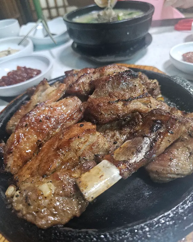 돼지갈비 한 상 차림