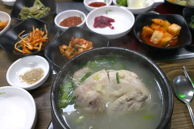 푸짐한 밑반찬과 삼계탕