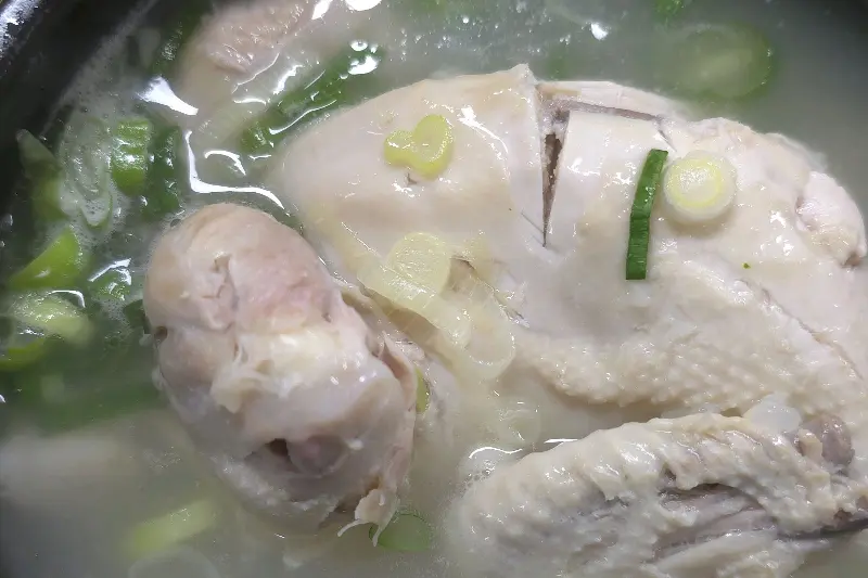 뽀얀 국물의 삼계탕