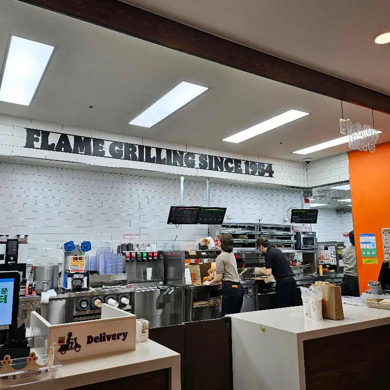 깔끔한 매장 내부