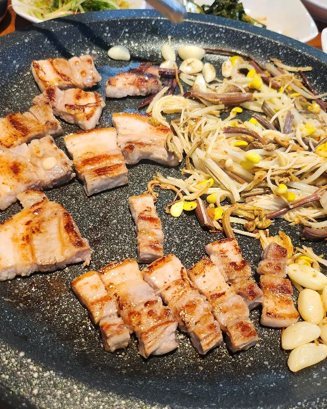 노릇하게 구워진 삼겹살