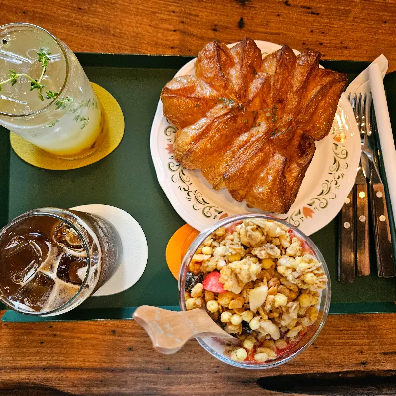 쟁반 위에 놓인 음료와 디저트