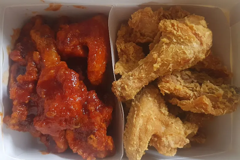 윤기가 좌르르 흐르는 양념 치킨